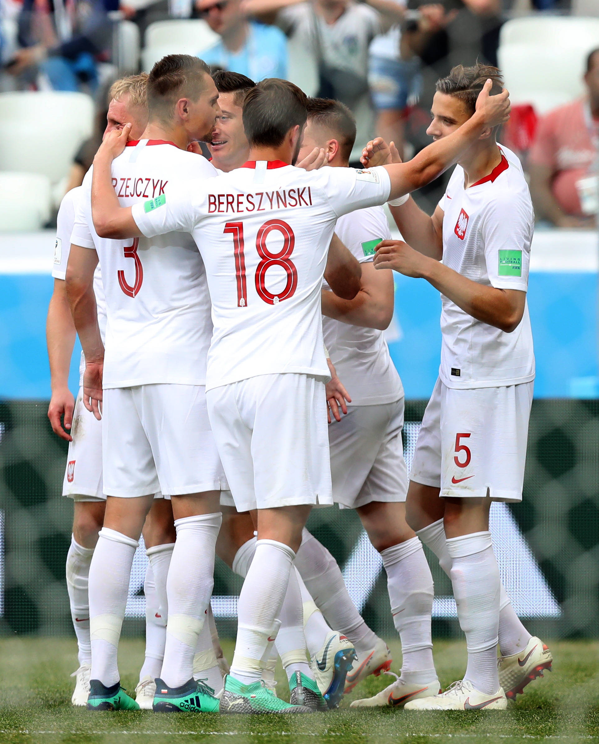 爱游戏在线-莱万多夫斯基重返赛场，持续失利首场状态出色，巴黎圣日耳曼观众沸腾！-爱游戏在线