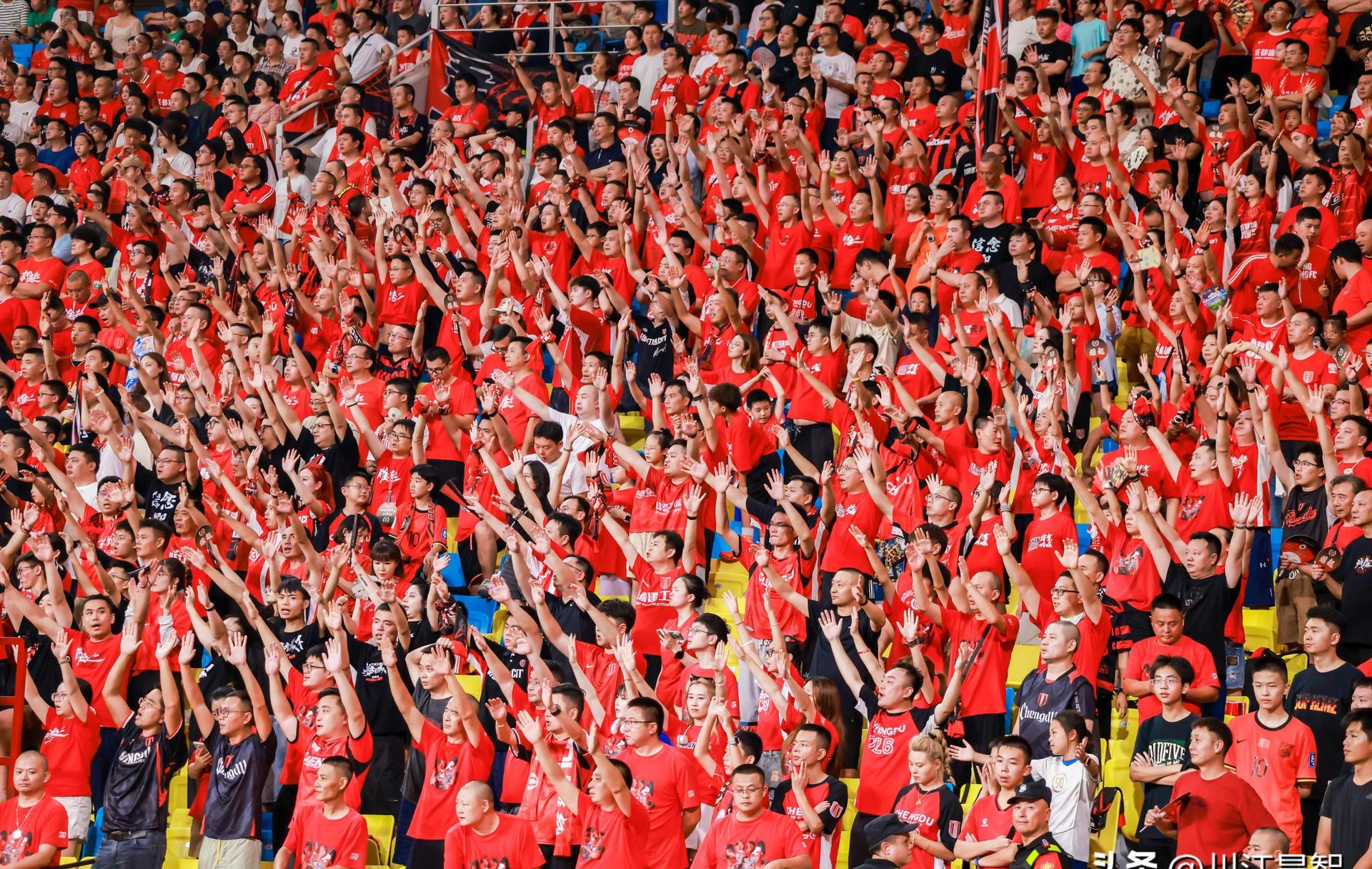 爱游戏-英超倒计时，山东泰山集结日遗憾出局，细节引发关注，赛场秩序良好，身体对抗强度拉满的简单介绍-爱游戏